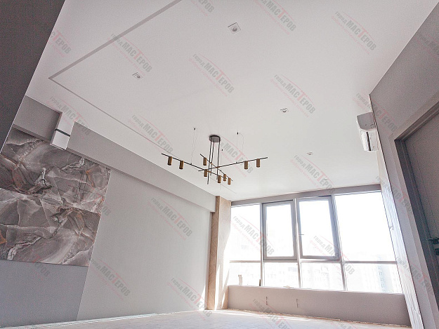 Матовый потолок со световой линией в кухне-гостиной 28,6 м2