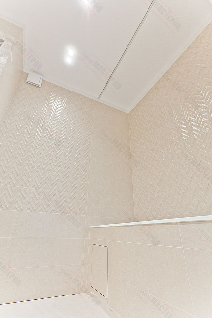 Матовый потолок в ванной со встроенным карнизом 4,6м2