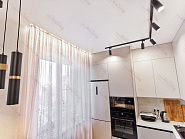 Сатиновый потолок с трековым освещением на кухне 9 м2