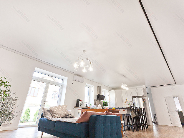 Теневой матовый потолок со встроенным карнизом для штор в кухне-гостинной 61,6 м2