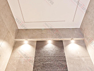 Матовый потолок со световыми линиями в ванной 5.2 м2
