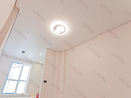 Теневой матовый потолок в кухне-гостинной 34 м2