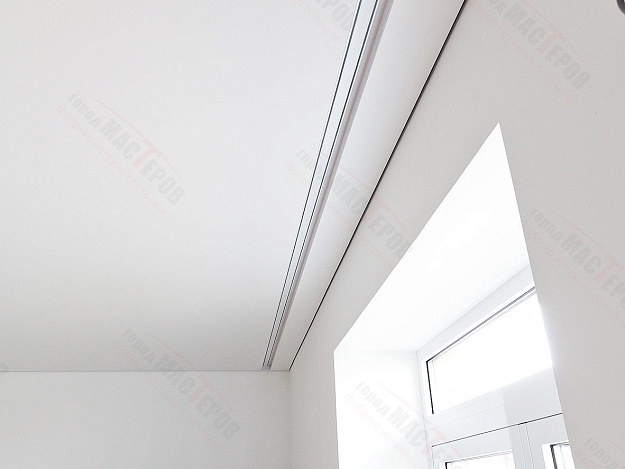 Теневой матовый потолок со встроенным карнизом для штор в кухне-гостинной 61,6 м2